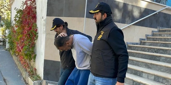 Otel odas�nda vah�et: 123 tornavida darbesine a��rla�t�r�lm�� m�ebbet