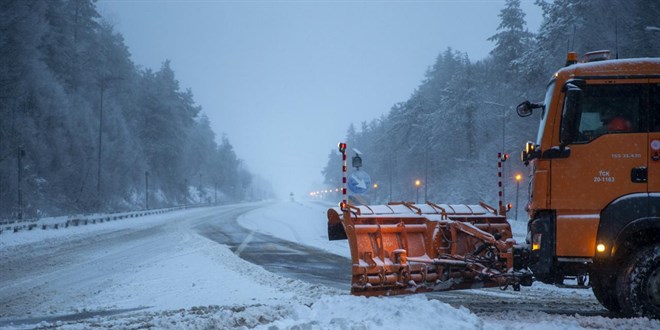 Bolu Da�� ge�i�inde kar etkili oluyor