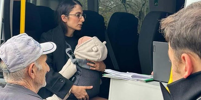 Bakan Tun�'tan kuca��nda bebe�iyle ke�fe ��kan hakime tebrik