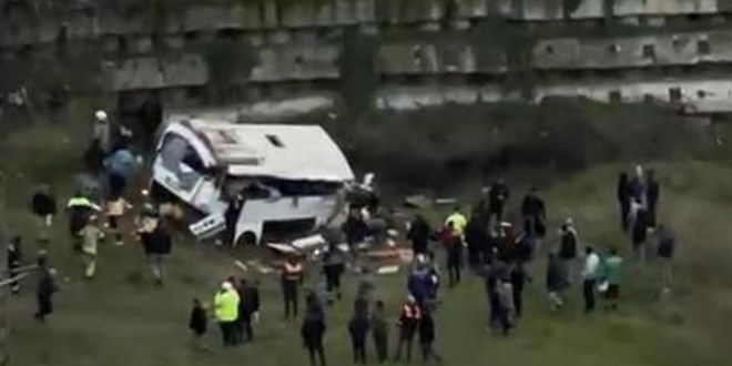 �stanbul EsenyurtEsenyurt'ta servis midib�s� devrildi - Son Dakika Haber