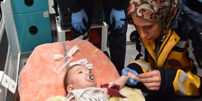 Karla kapanan yol a��ld�, 7 ayl�k bebek hastaneye ula�t�r�ld�