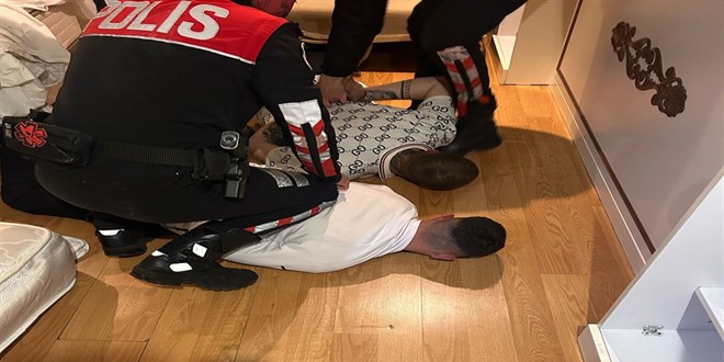 Be�ikta�'ta otel odas�na bask�n: Yata��n alt�ndan kala�nikof ��kt� - Son Dakika Haber