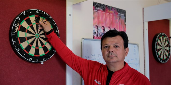 �KM antren�r, 17 y�lda dart milli tak�m�na teknik direkt�r oldu