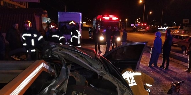 Park halindeki t�r dorsesine �arpan otomobildeki 1 ki�i �ld�