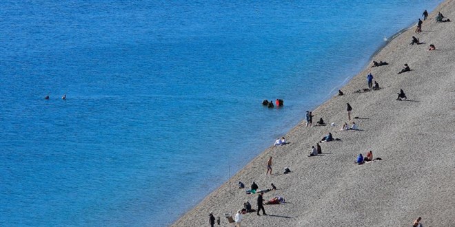 T�rkiye karla m�cadele ederken Antalya'da deniz sefas�