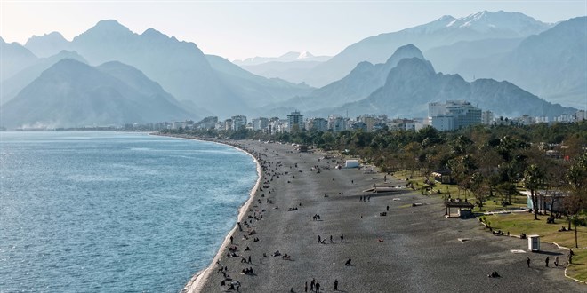 Do�u'da kar, Antalya'da yazdan kalma s�cakl�k ya�an�yor