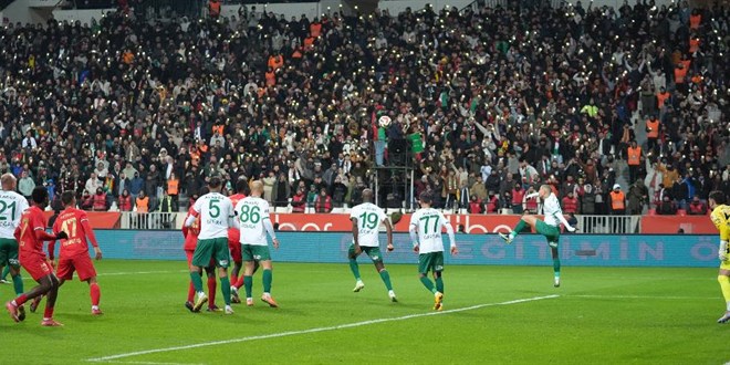 Amed SK, I�d�r FK'y� 3-0 ma�lup ederek zirveyi b�rakmad� - Son Dakika Haber