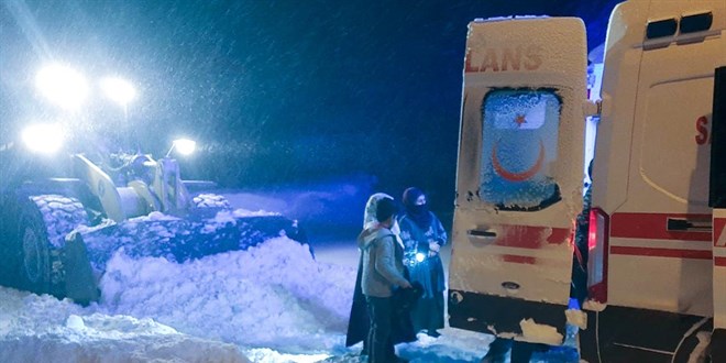 Kapanan k�y yollar� a��ld�, hastalar kurtar�ld� - Son Dakika Haber