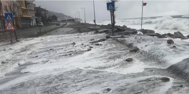 Kastamonu'da dev dalgalar sahil �eridine zarar verdi