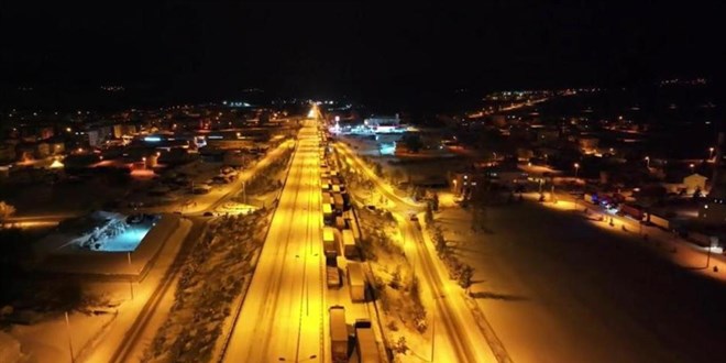 D-100'de kar esareti: S�r�c�ler saatlerce yolda kald� - Son Dakika Haber