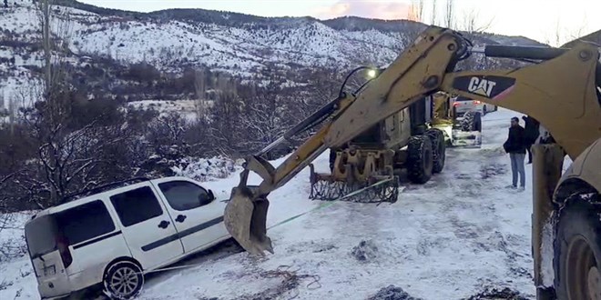 Karda mahsur kalan ara� ekiplerin yard�m�yla kurtar�ld�