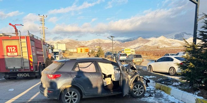 Afyonkarahisar'da ��renci servisi ile otomobil �arp��t�: 18 yaral� - Son Dakika Haber