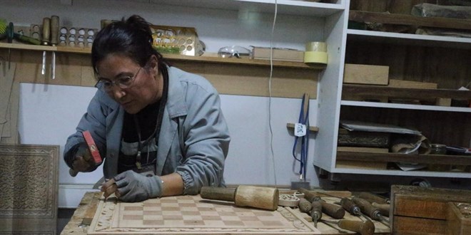 Depremde zarar g�ren okul s�ralar� satran� tak�m�na d�n��t�r�ld�