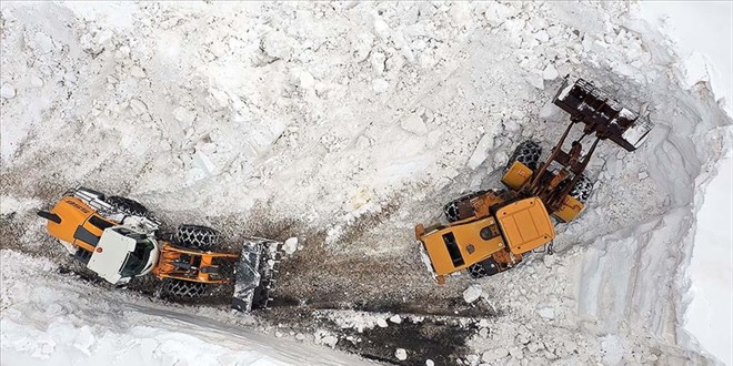 Bakanl�ktan 'yo�un kar ya����' uyar�s�: Zorunlu olmad�k�a yola ��kmay�n!