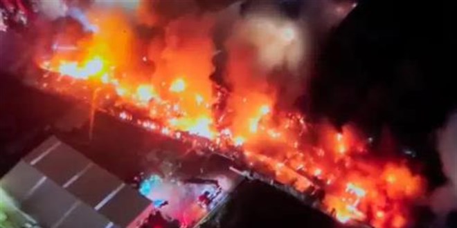 Esenyurt'ta yap� malzemeleri �retilen fabrikada yang�n!