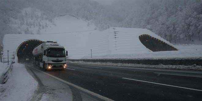 Bolu Da��'ndan a��r tonajl� ara�lar ge�meye ba�lad� - Son Dakika Haber
