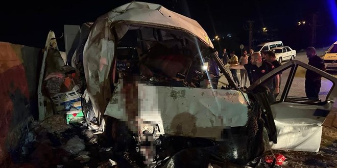 Bal�kesir'de i��i servisi ile otomobil �arp��t�: 1 �l�, 13 yaral� - Son Dakika Haber