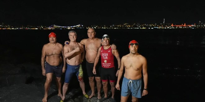 �stanbul'da bir grup yeni y�la denizde y�zerek girdi