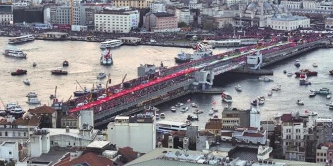 Galata K�pr�s�'nde B�y�k Gazze y�r�y���: 520 bin ki�i kat�ld�