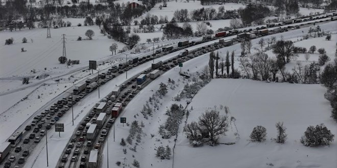 TEM Otoyolu'nun Bolu ge�i�inde trafik fel�: Ankara ve �stanbul y�n�nde trafik durdu