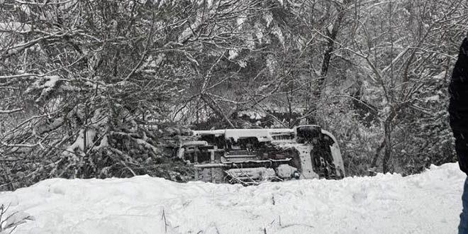 Ambulans dere yata��na yuvarland�: 3 sa�l�k personeli yaraland�