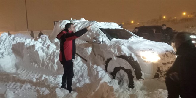 Bitlis'te 3 arac�n �zerine ��� d��t�