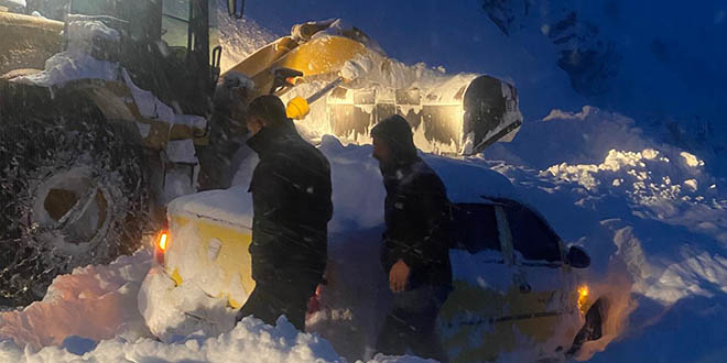 Hakkari'de ��� alt�nda kalan taksideki 3 ki�i kurtar�ld�