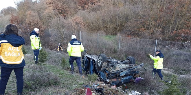 Bal�kesir'de �arampole devrilen otomobildeki 1 ki�i �ld�