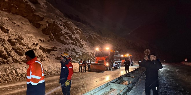 Van-Bitlis kara yolu ��� d��mesi sonucu ula��ma kapand� - Son Dakika Haber
