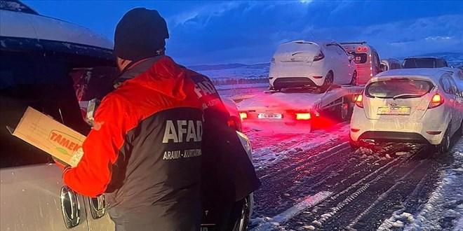 AFAD yo�un kar dolay�s�yla sahada: 2 bin 688 ki�i kurtar�ld� - Son Dakika Haber
