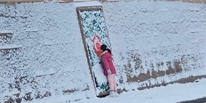 G�n�lleri fetheden g�r�nt�: Karlar� temizledi, ay y�ld�z� �pt�! - Son Dakika Haber