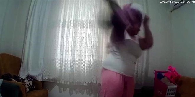 Antalya'da kan donduran g�r�nt�ler: 1 ya��ndaki bebe�ini feci �ekilde d�vd�