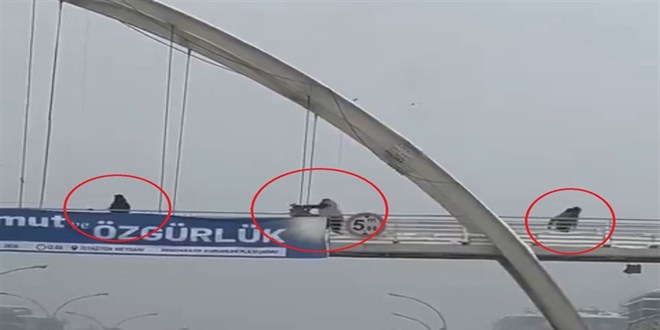 �st ge�itte kar topu atan �ocuklar� yumruklay�p, yerde tekmeledi