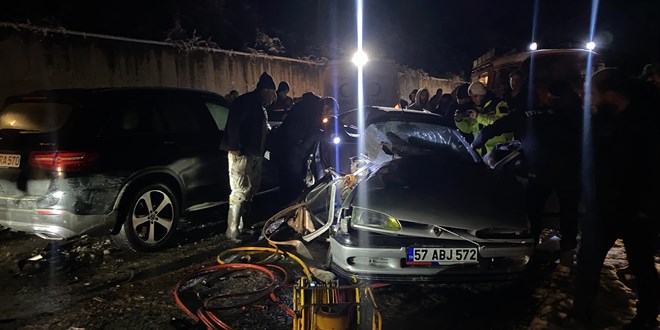 Sinop'ta iki otomobil �arp��t�, 2 ki�i �ld� - Son Dakika Haber