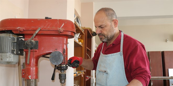 Bu okula marangoz giremiyor: Mobilyalar� okul m�d�r� kendi �retiyor - Son Dakika Haber