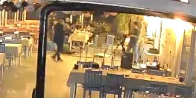 �stedi�i verilmeyince restorana t�fekle sald�rd�: 1 �l�