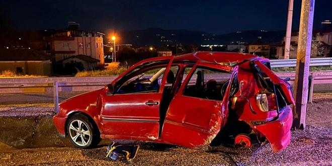 Otomobil elektrik dire�ine �arpt�, baba ile o�lu hayat�n� kaybetti