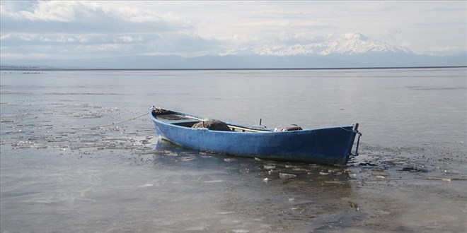 Konya'da Bey�ehir G�l�'n�n y�zeyinin bir k�sm� buz tuttu