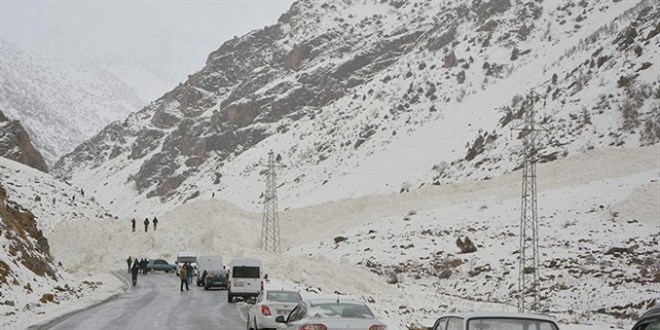 Van-�atak kara yolunda ��� nedeniyle kar kal�nl��� yakla��k 5 metreyi a�t� - Son Dakika Haber