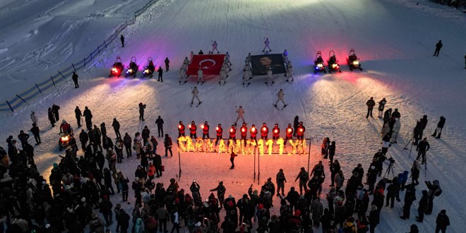 Sar�kam�� �ehitleri an�s�na JAK timleri ve komandolar me�aleli kayak g�sterisi yapt�