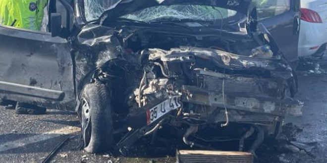 �ki ara� kafa kafaya �arp��t�: 12 ki�i yaraland�