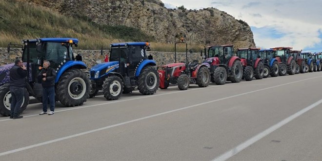 Trakt�rlerle konvoy olu�turan �ift�iler, Belediyenin arazi sat�� karar�n� protesto etti