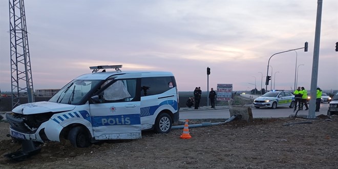 Denetleme noktas�ndan ka�an otomobille polis arac� �arp��t�: 3 polis yaral� - Son Dakika Haber