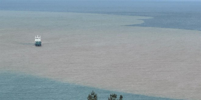 Bart�n'da denizin rengi de�i�ti