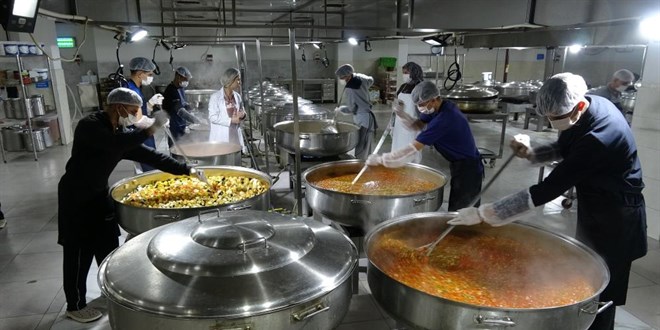 'Lezzet Fabrikas�' gibi okul: G�nde 12 bin ki�iye yemek ��kar�yorlar