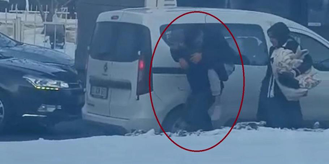 T�kanan yolda hastas�n� s�rt�nda ta��d� - Son Dakika Haber