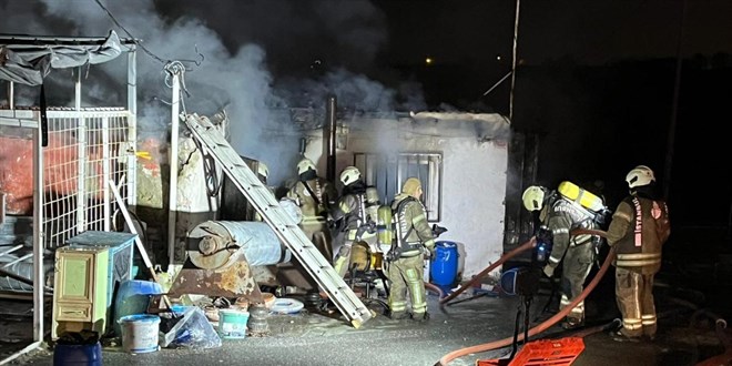 �stanbul'da ��kan yang�nda 2 i� yeri zarar g�rd� - Son Dakika Haber