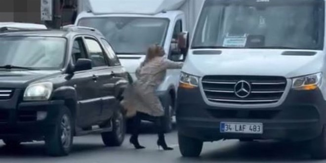 �stanbul'da kad�n s�r�c� arac�ndan inip servistekilere sald�rd�