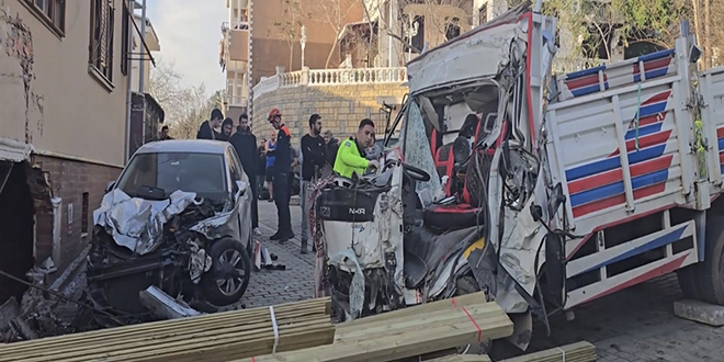 Feci kaza: Kamyon d�kkana dald�, 2 ki�i hayat�n� kaybetti