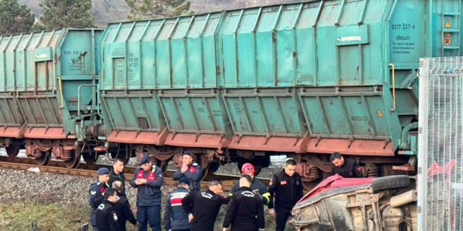 Hemzemin ge�itte otomobile tren �arpt�: 1 �l�